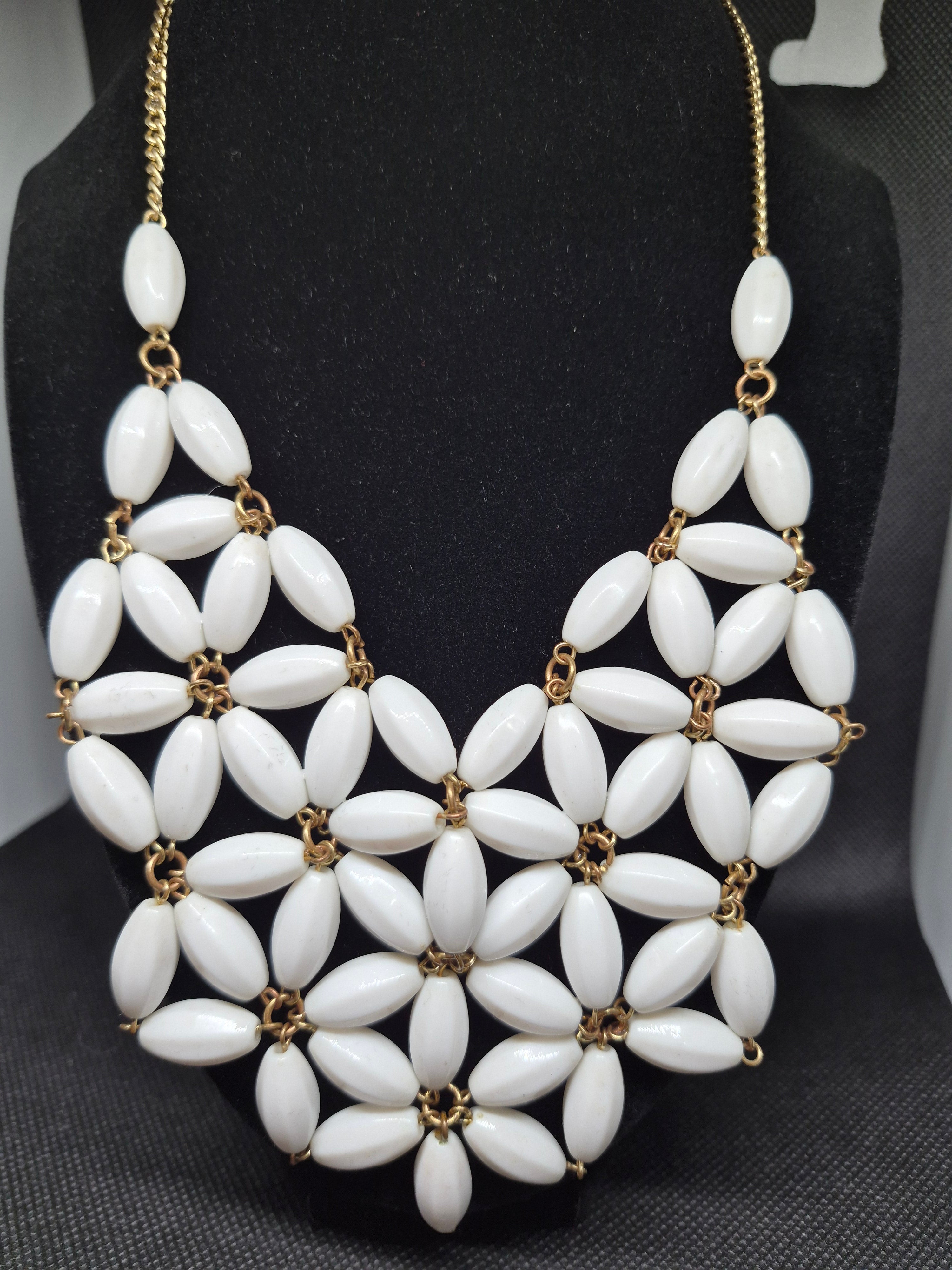 Stunning white beaded necklace! 🟡